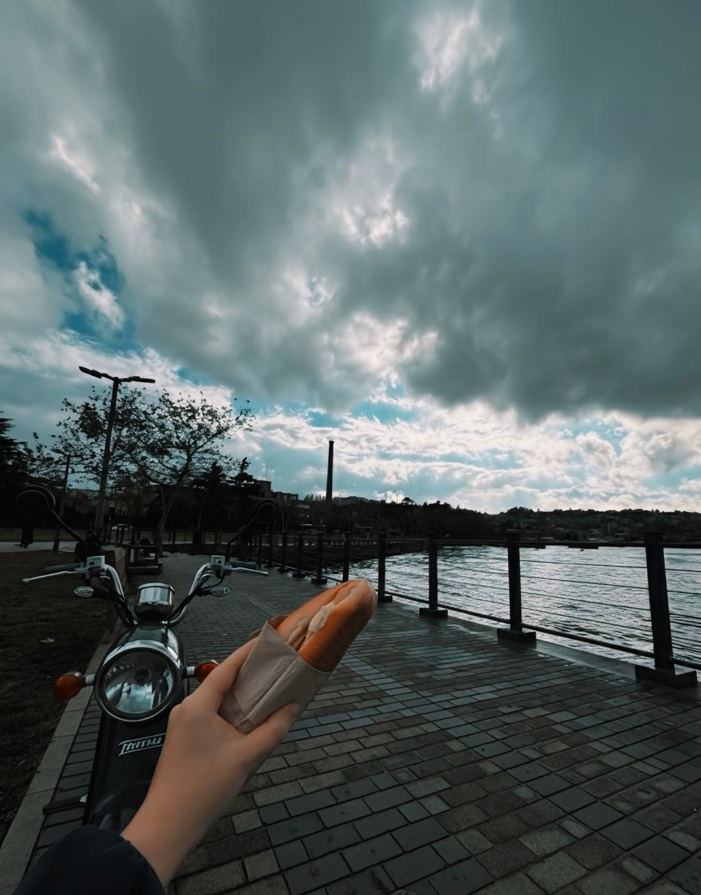 Sabahın Sessizliğinde Bir Motora Yaslanan&nbsp;Huzur