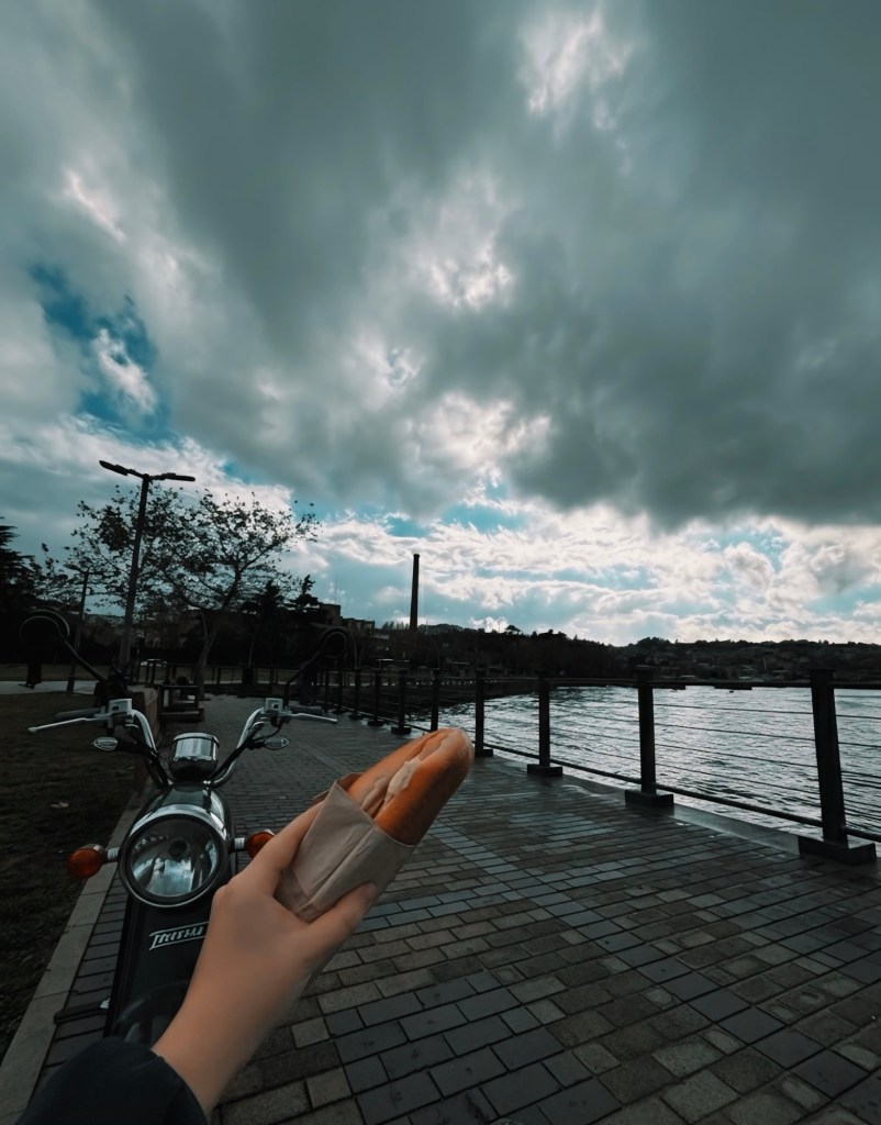 Sabahın Sessizliğinde Bir Motora Yaslanan&nbsp;Huzur